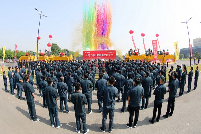 5月17日，山推向中煤平朔集團一次性交付六臺中國最大馬力推土機。